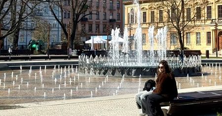 Woda znów tryska w sercu miasta. Fontanna na Placu Litewskim obudziła się z zimowego snu