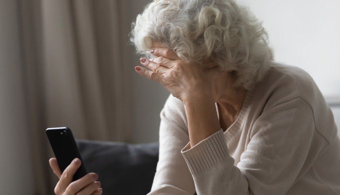 &#34;Na telefon z zakładu karnego&#34; i &#34;na telefon ze szpitala&#34; - policjanci i prawnicy ostrzegają seniorów w Toruniu przed tymi metodami oszustwa. Nie dajmy się manipulacji, sprawdzajmy fakty, nie przelewajmy na gorąco żadnych pieniędzy!