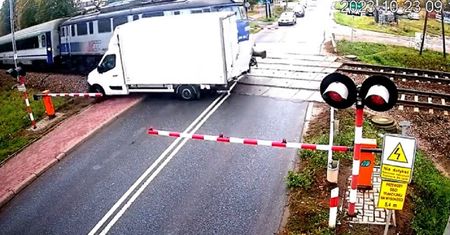 Dostawczak wjechał pod pociąg. Przerażające nagranie krąży w sieci