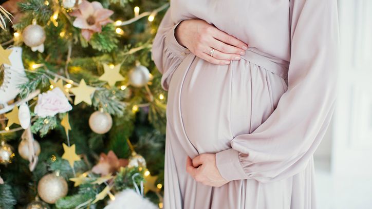 Przyszłe mamy poczują się elegancko, zasiadając do stołu wigilijnego w pięknej sukience