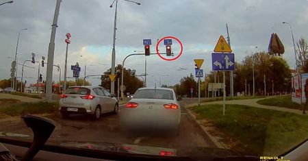 Zaświeciła się zielona strzałka, pojechali prosto. O mało nie spowodowali wypadku [WIDEO]