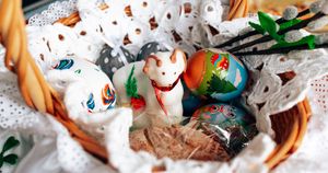 Czego zwyczajowo nie wkłada się do święconki? 