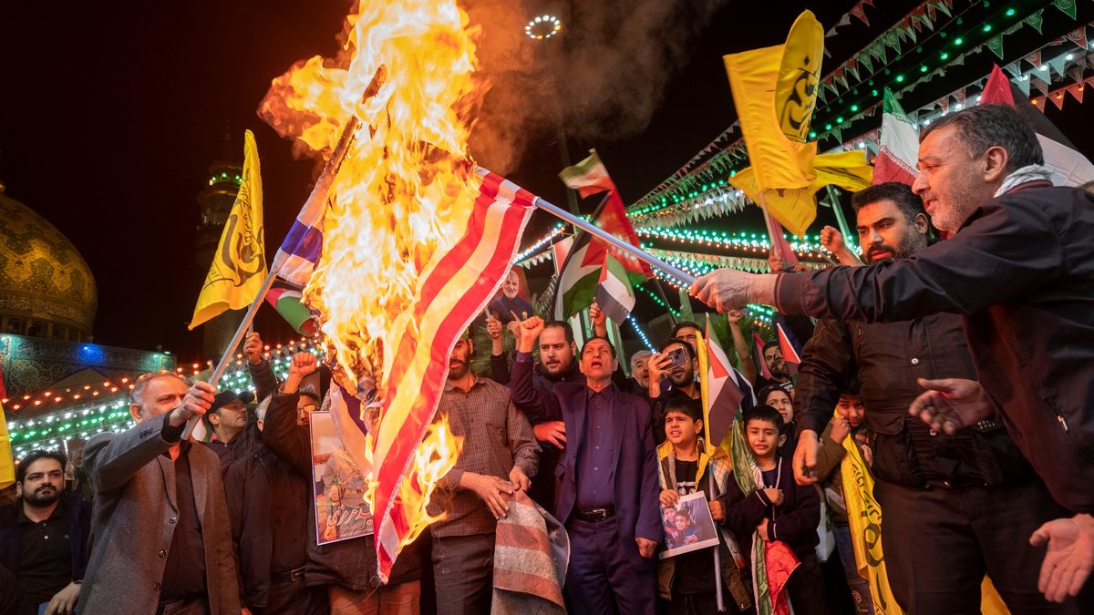 Irańczycy protestują w reakcji na nalot na irański konsulat w Damaszku, Teheran, 1 kwietnia 2024 roku