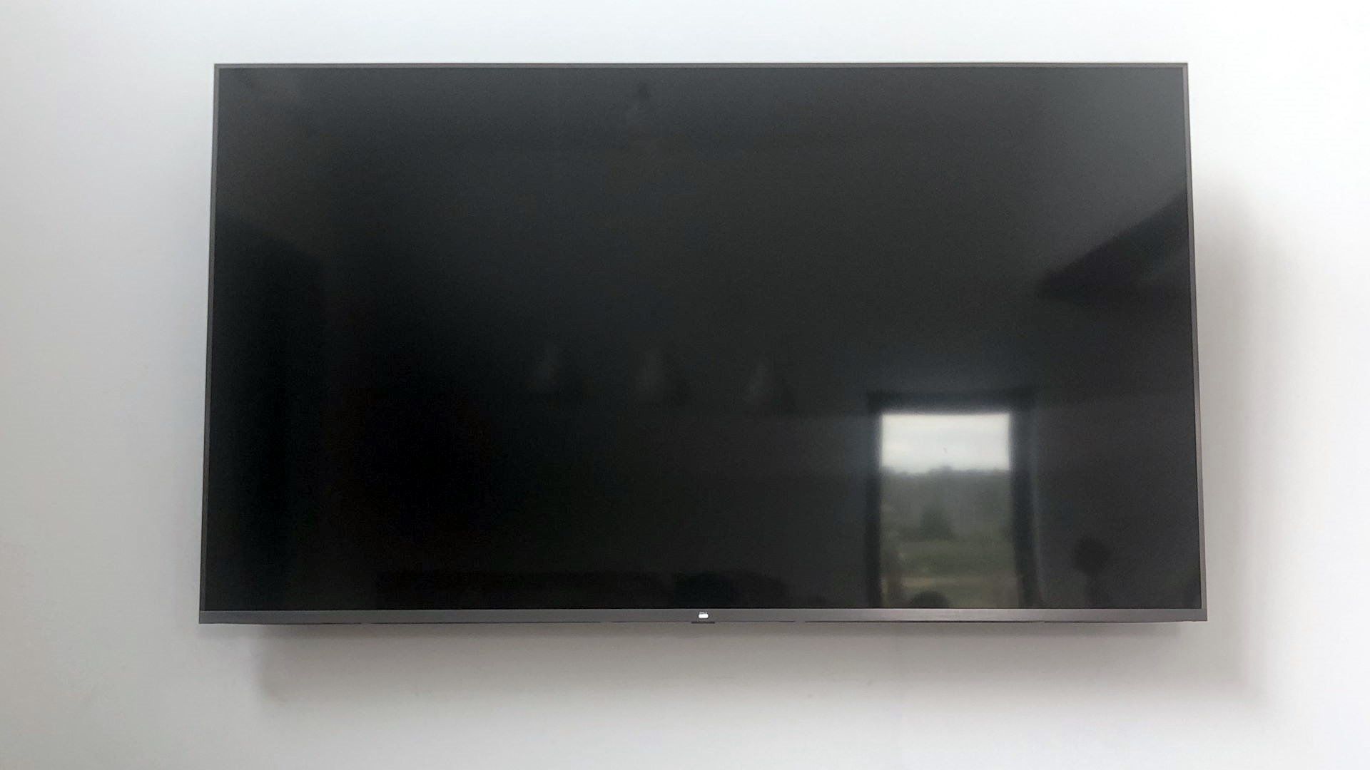Xiaomi Mi TV 4S 65 - zamontowany na ścianie