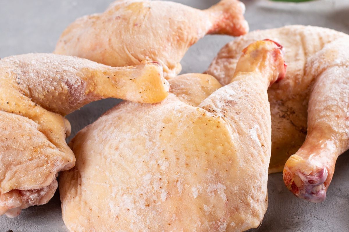 Jak długo można trzymać kurczaka w zamrażarce? Na pewno krócej niż myślisz