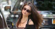 Emily Ratajkowski w prześwitującej sukience. To jeden z najgorętszych trendów