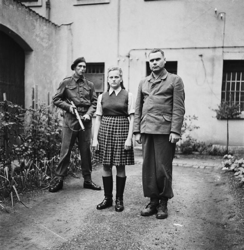Josef Kramer i strażniczka z Auschwitz Irma Grese na zdjęciu wykonanym w sierpniu 1945 roku