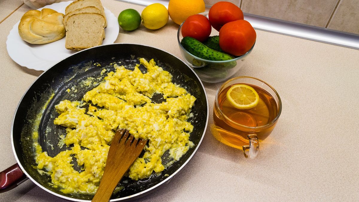 O której jeść kolację, aby schudnąć? Lekarz wskazuje konkretną godzinę