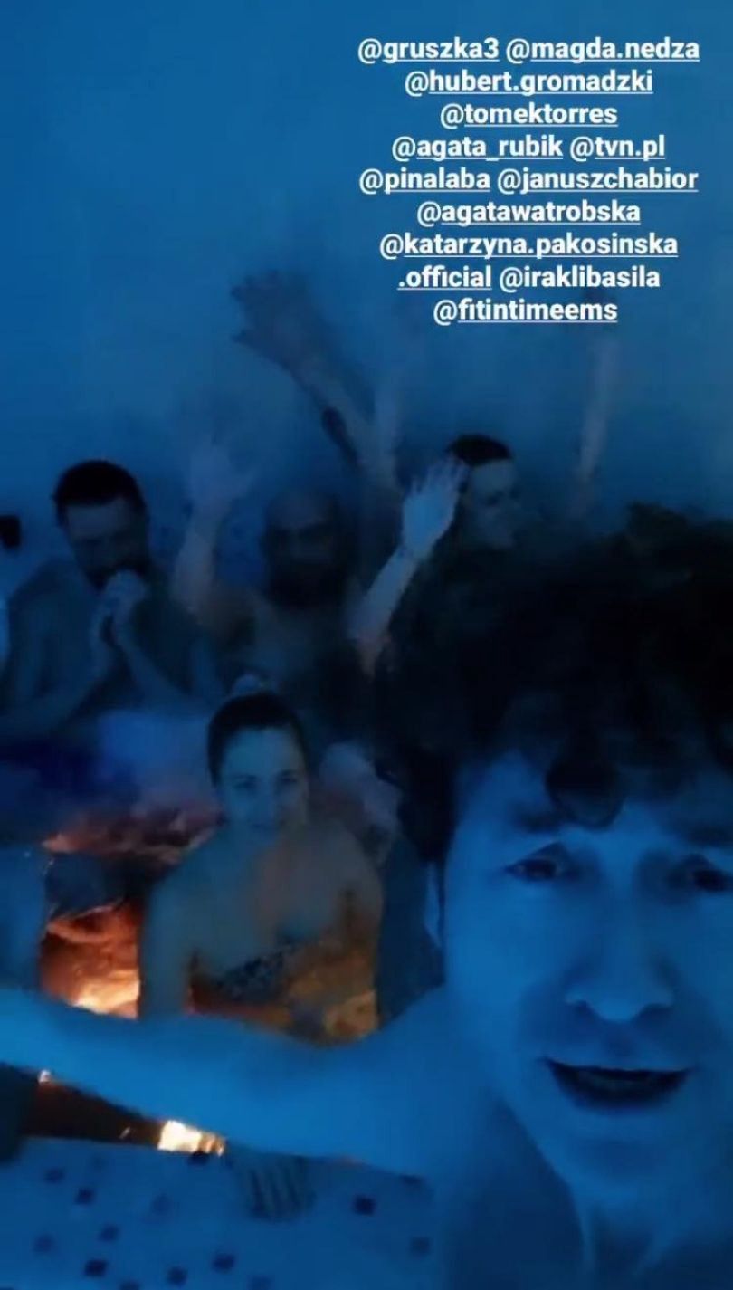 Piotr i Agata Rubikowie bawią się z jacuzzi z tłumem znajomych