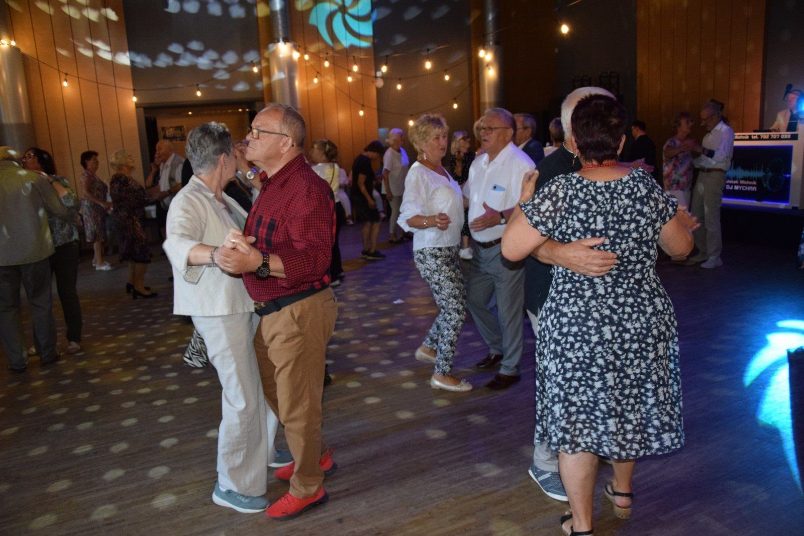 Szalone Retro Party w Zduńskiej Woli zgromadziło nie tylko seniorów