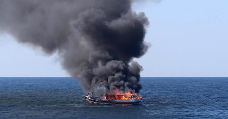 Zobaczyli amerykański okręt. Natychmiast podpalili swoją łódź
