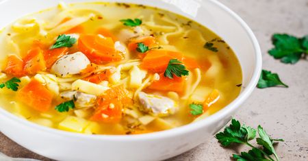 8 nietypowych dodatków do rosołu