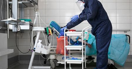 Czy katar jest objawem COVID-19? Wyjaśniają dr Krajewska i dr Domaszewski