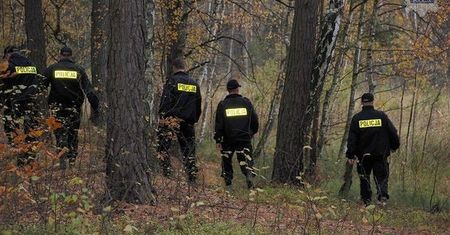 Makabryczne odkrycie. Ciało 4,5-latka w płytkim dole pod Garwolinem