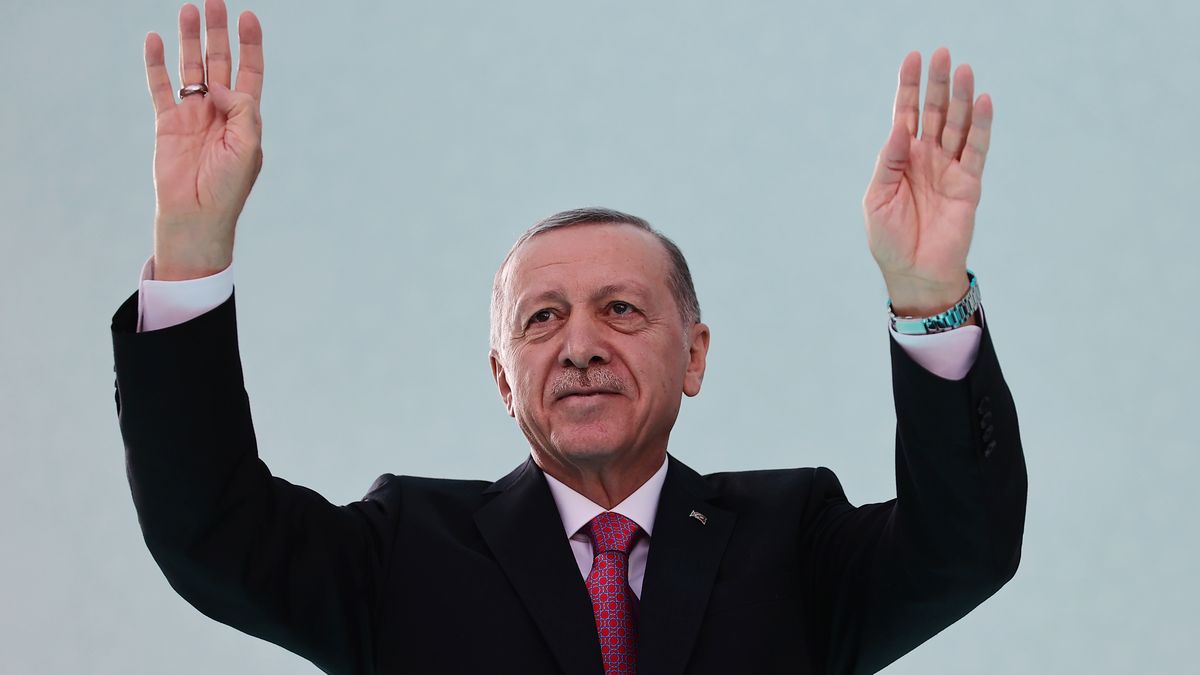 Na zdjęciu Recep Tayyip Erdogan unoszący dłonie w górę