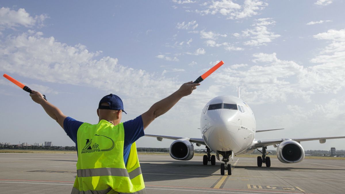 Linie lotnicze omijają strefy działań zbrojnych.W razie agresji na Ukrainę, jej przestrzeń powietrzna z pewnością zostanie zamknięta. Niektórzy przewoźnicy zrezygnowali z lotów do Ukrainy już teraz
