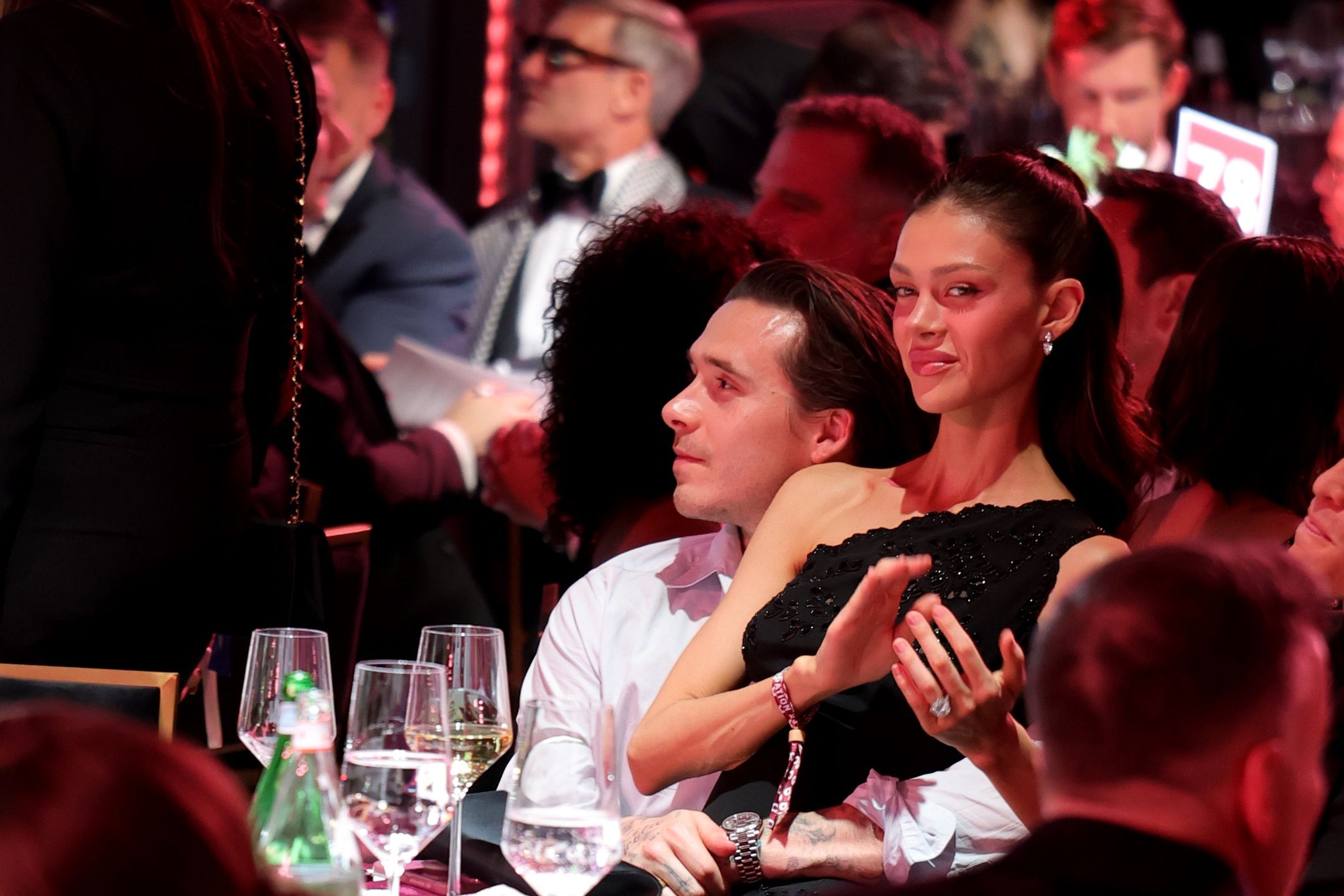 Brooklyn Beckham zakrywa kolejne tatuaże
