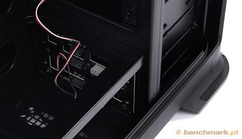 Zalman GS1200 - płytka HOT SWAP &ndash; wewnątrz obudowy przy dyskach twardych