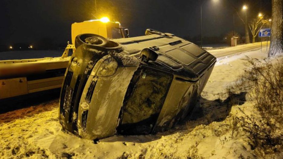 Bus wylądował w rowie. 