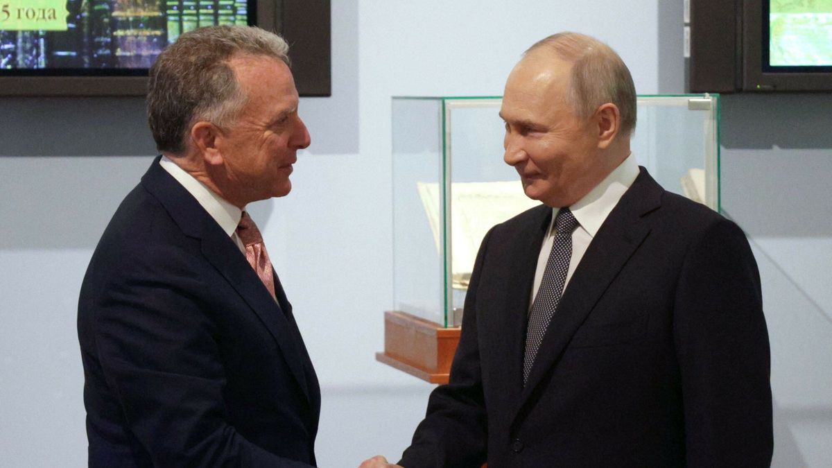 Steve Witkoff wys?annik Donalda Trumpa uda? si? do Moskwy
In this pool photograph distributed by the Russian state agency Sputnik, Russia's President Vladimir Putin shakes hands with US President Donald Trump's envoy Steve Witkoff during a meeting in Saint Petersburg on April 11, 2025. (Photo by POOL / AFP)
-