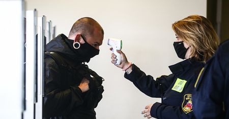Czwarta fala COVID-19 gna. Naukowcy podają termin