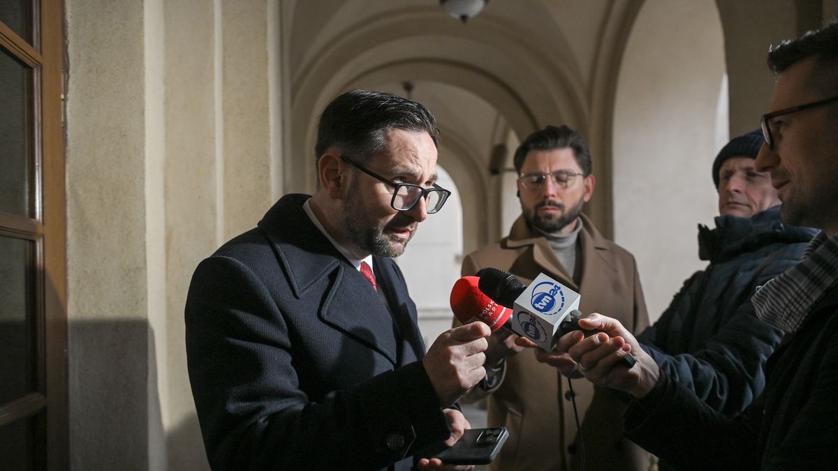 Daniel Obajtek przed siedzibą NIK