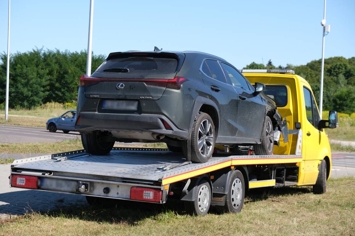 Ford zderzył się z lexusem na rondzie 100-lecia KUL z pniakiem