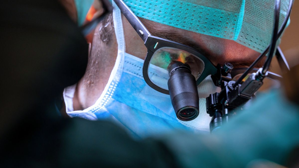 Lekarz na sali operacyjnej