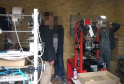 Warszawa. Nielegalna produkcja papierosów zlikwidowana. Trzy osoby zatrzymane