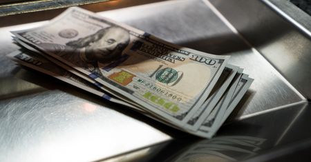 Kursy walut. Amerykański bank centralny osłabia dolara