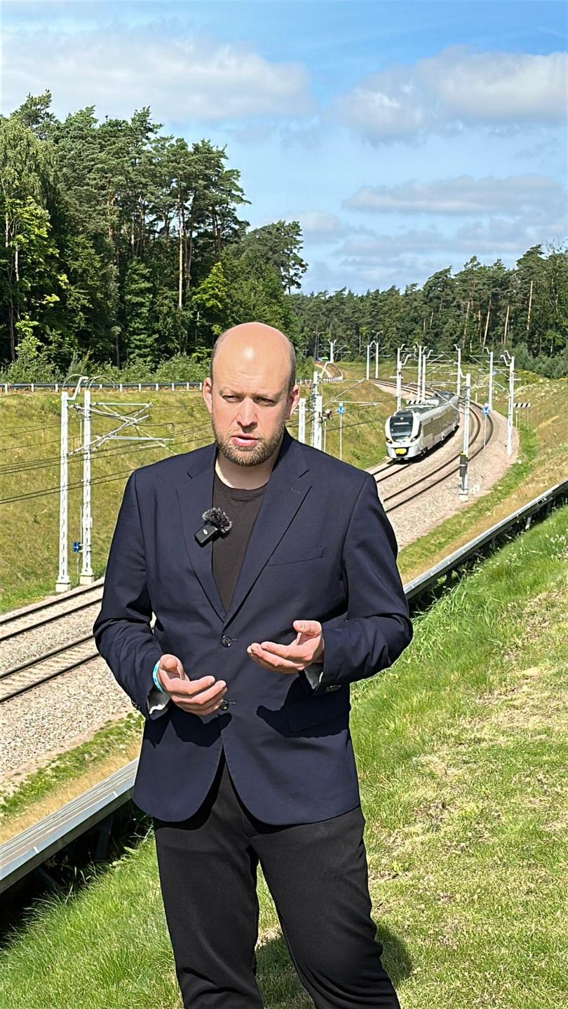 Paweł Rydzyński zwraca uwagę na brak elektryfikacji linii kolejo