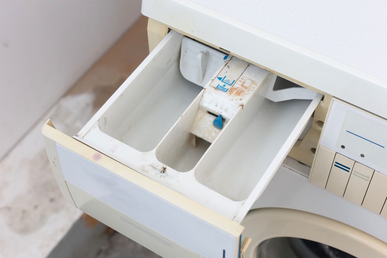 A simple trick to clean the drawer in the washing machine