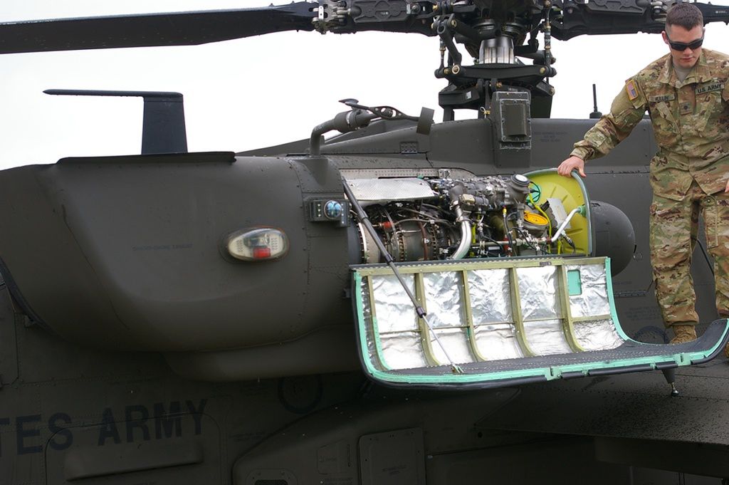 Otwarta pokrywa silnika T700 w śmigłowcu AH-64 Apache.
