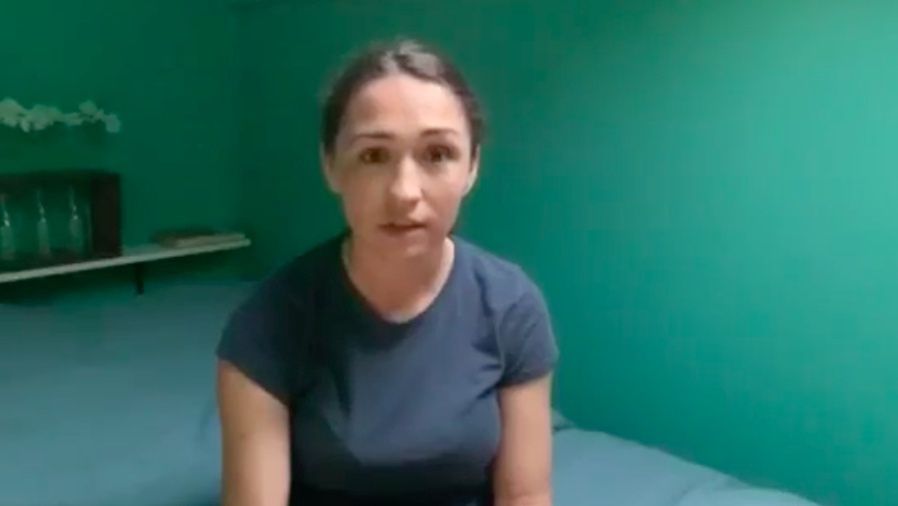 Pani Joasia z Przedszkola Niezapominajka we Wrocławiu czyta bajkę przedszkolakom w akcji pomocy małej Mii
