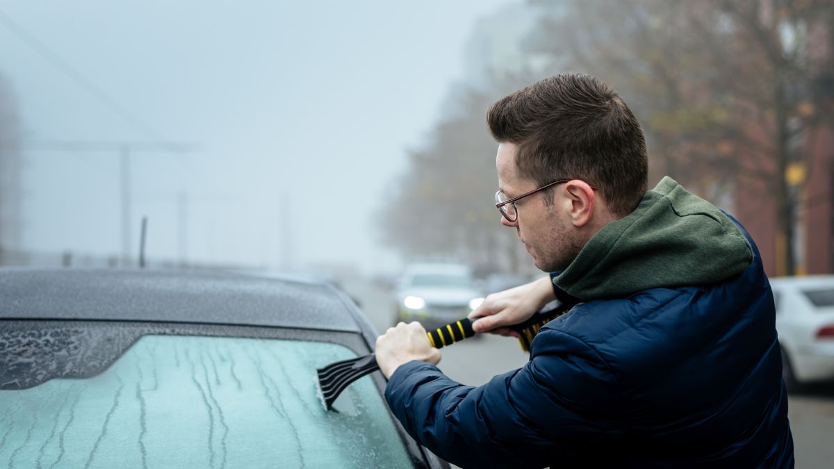 Ślisko na drogach. IMGW wydało ostrzeżenie