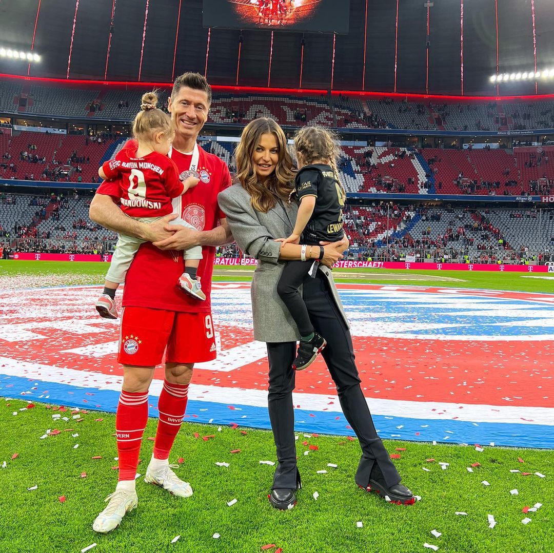 Robert Lewandowski świętuje nowy tytuł wraz z Anią i córkami. Uroczo? 