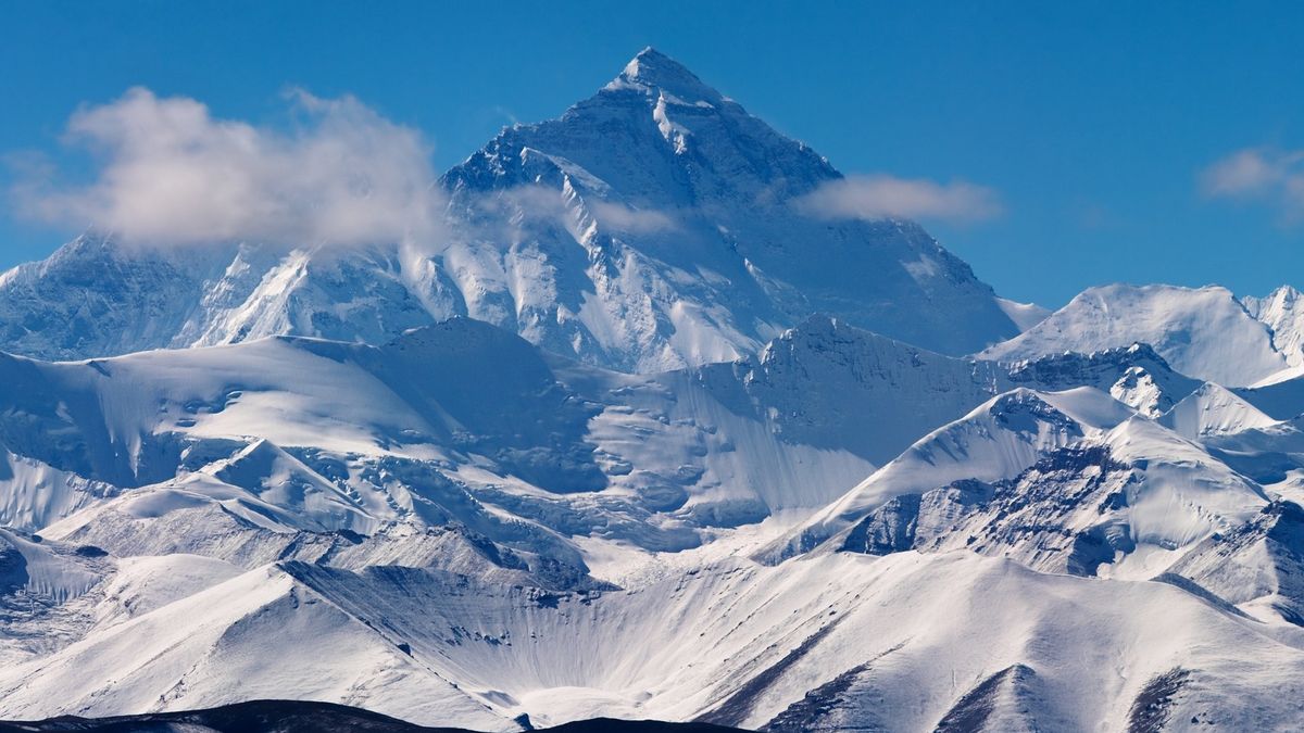 Zamieć śnieżna uwięziła setki turystów u stóp Mount Everestu