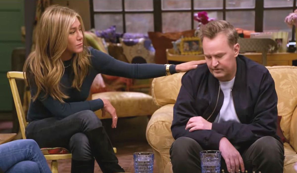 Trudny moment dla Matthew Perry'ego. Na szczęście obok siedziała Jennifer Aniston.