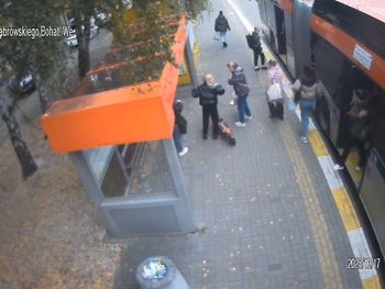 Rzeszów: Dziewczyny na hulajnodze potrąciły kobietę. Szuka ich policja