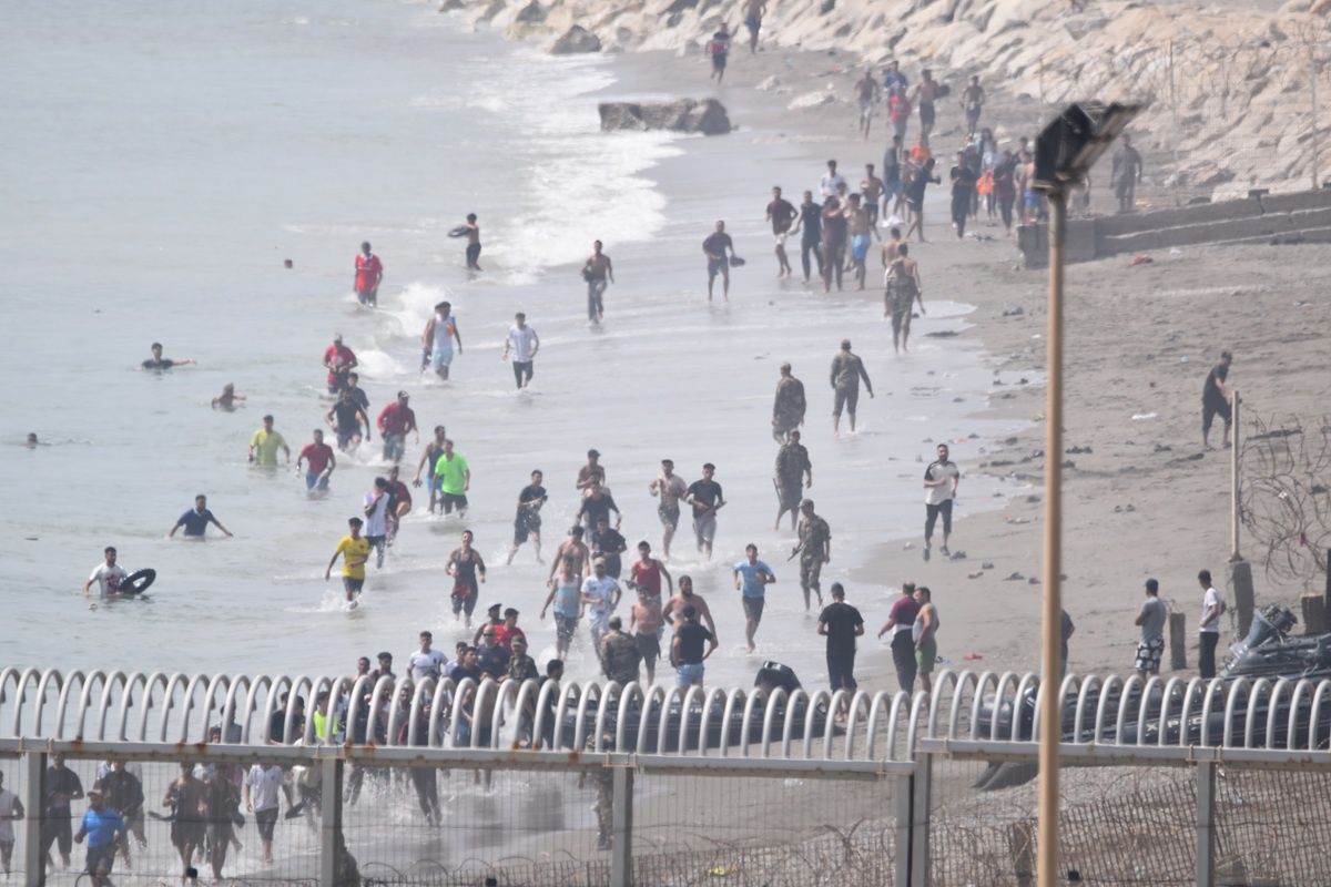 Nielegalni migranci forsują granicę. Szokujące obrazki z Hiszpanii