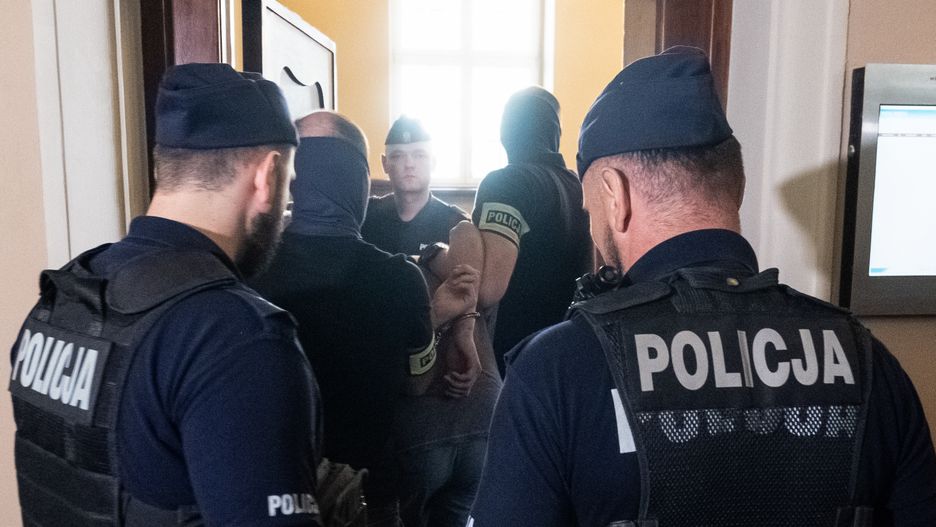 Doprowadzenie jednego z podejrzanych do sądu w lipcu 2022 roku