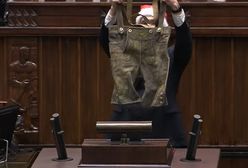 Gorąco w Sejmie. Poseł wyciągnął spodnie. "To prezent dla Tuska"