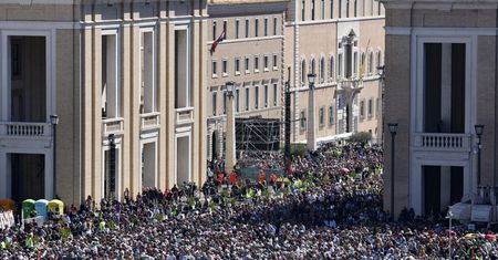 Tłumy wiernych na pogrzebie papieża Franciszka w Watykanie. Zaczęło się