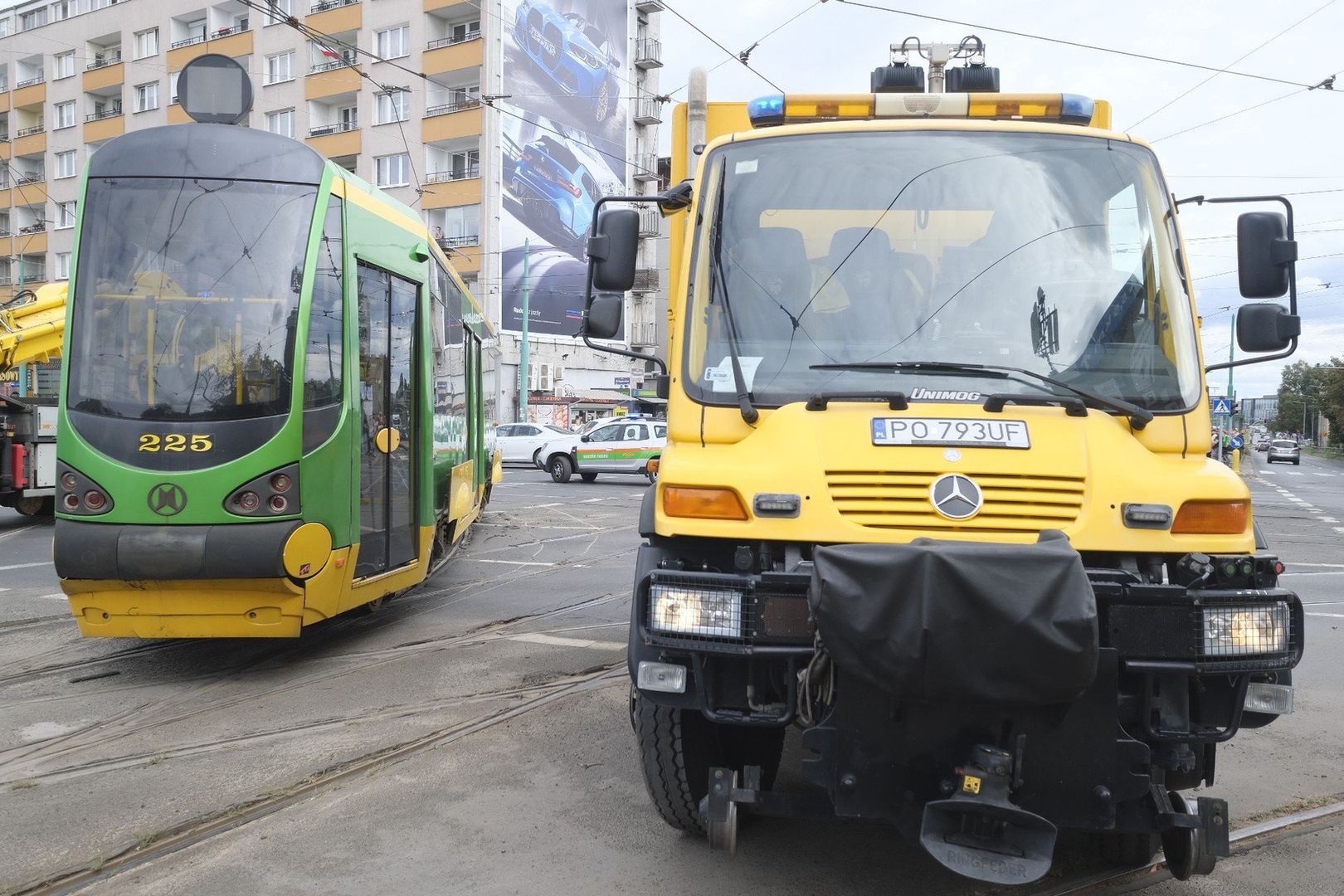 Służby MPK Poznań pracują nad wznowieniem ruchu.