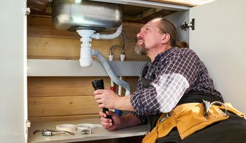 Wymiana syfonu pod zlewem krok po kroku. Bardzo łatwo popełnić błąd