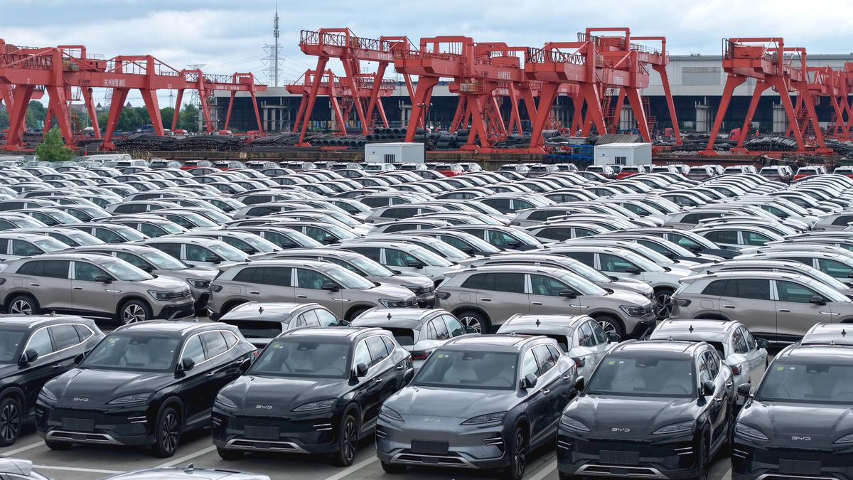Na zdjęciu chińskie samochody elektryczne na parkingu w mieście Hangzhou, czekające na eksport