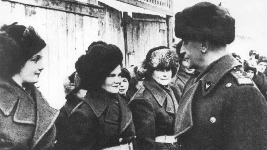 Aniela Krzywoń z innymi Platerówkami, w mundurze wojskowym. Fotografia z 1943 roku.