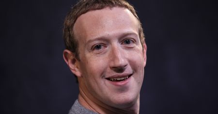 Facebook zmienia zasady moderacji wpisów o Covid-19. Niektóre przestanie usuwać