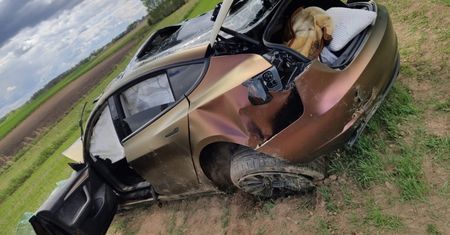 Rozbił teslę na Podlasiu. Policja ukarała go jeszcze wysokim mandatem