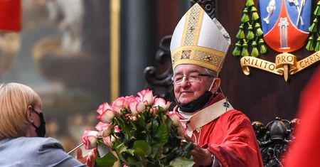 Abp Sławoj Leszek Głódź przechodzi na emeryturę. Zobacz, na co może liczyć